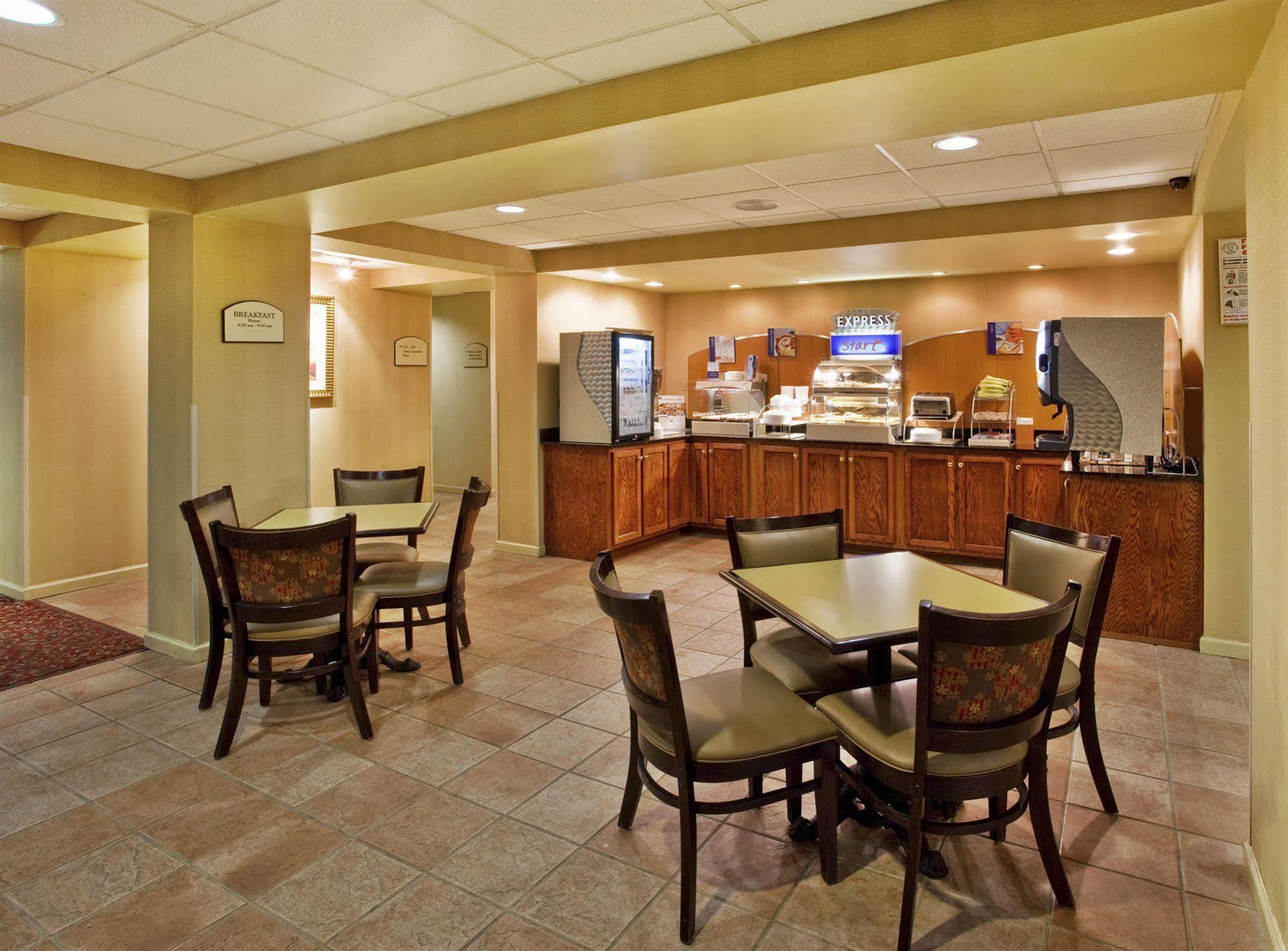 Spark By Hilton Calhoun Restaurant bilde